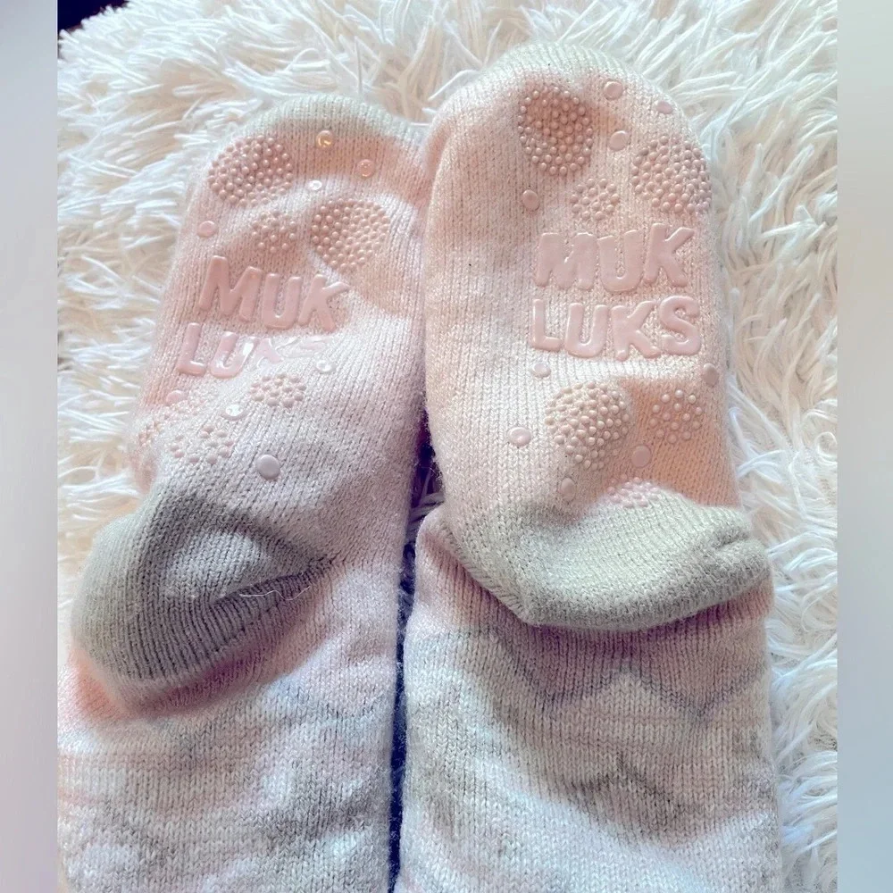 MUK LUKS 8 Pink & Gray white faux shearing cabin cozy socks.Rubber tabs on foot